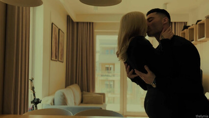 Молодая блондинка изменяет парню и трахается на столе с любовником