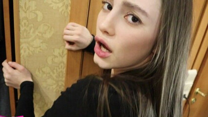 Открыл дверь любимой девушке и сразу же выебал её в коридоре