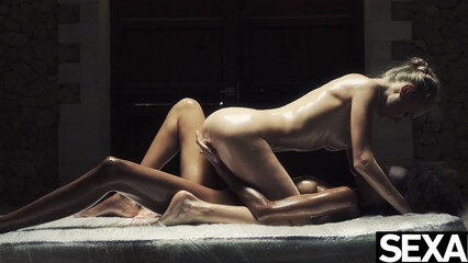 Белая и черная красотки намазались маслом для лесбийского секса