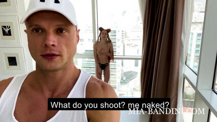 Соседка забыла одеться, но а я не растерялся и трахнул её