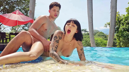 Так, хотелось секса, что уговорила дворецкого выебать меня в бассейне